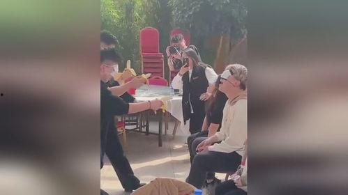 团建蒙眼吃瓜,蒙眼吃瓜，共享欢乐时光