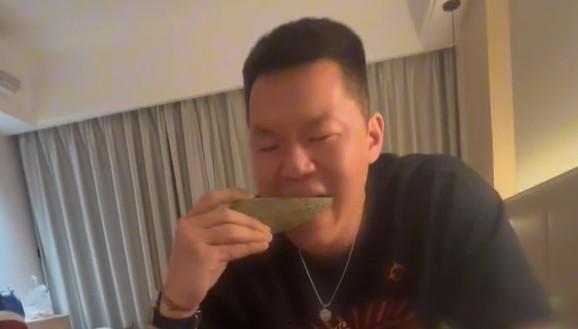 本人吃瓜视频,揭秘吃瓜视频背后的娱乐真相